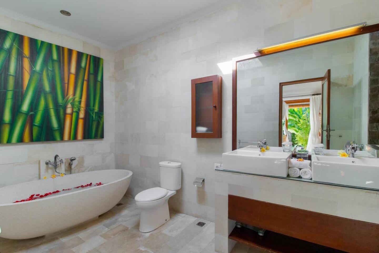 Heart Of Seminyak, 2Br, Sleeps 4, Walk To Bintang Villa ภายนอก รูปภาพ